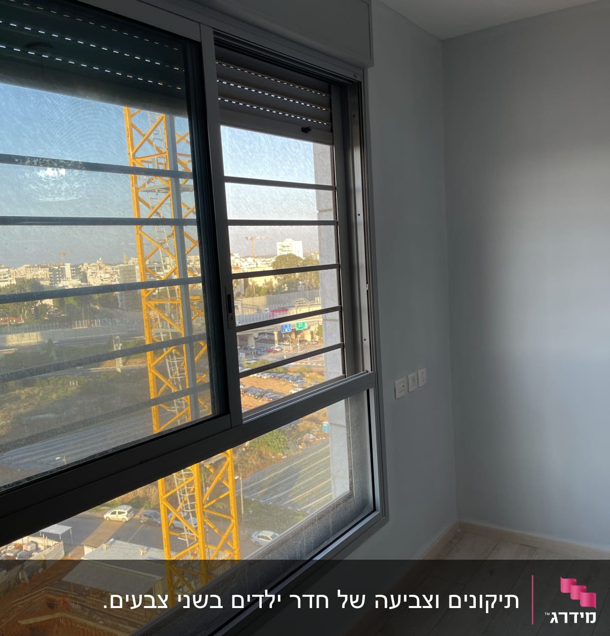 קיר צבוע בצבע בהיר ליד חלון גדול